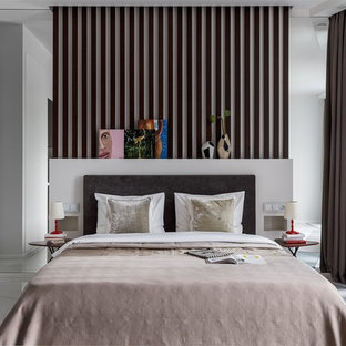 Imagen de dormitorio principal, contemporáneo, con paredes blancas, suelo de mármol y suelo blanco