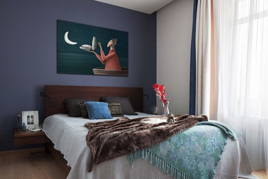 Источник вдохновения для домашнего уюта: спальня в современном стиле с синими стенами, светлым паркетным полом, бежевым полом и синими шторами без камина