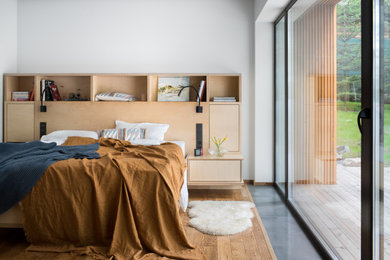 Стильный дизайн: спальня в современном стиле с белыми стенами, паркетным полом среднего тона и коричневым полом - последний тренд