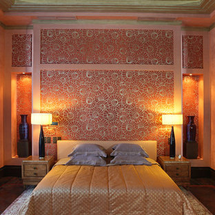 Diseño de dormitorio principal, minimalista, grande, con parades naranjas y suelo de madera oscura