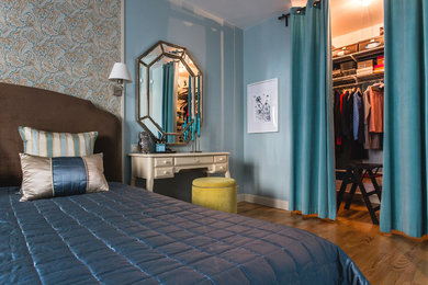 モスクワにあるトランジショナルスタイルのおしゃれな主寝室 (青い壁、間仕切りカーテン)