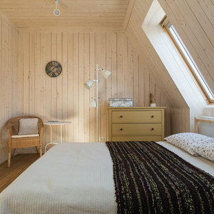 Imagen de dormitorio principal, rural, de tamaño medio, sin chimenea, con paredes blancas, suelo de madera en tonos medios y suelo amarillo