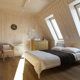 Ejemplo de dormitorio principal, rústico, de tamaño medio, sin chimenea, con paredes blancas, suelo de madera en tonos medios y suelo amarillo