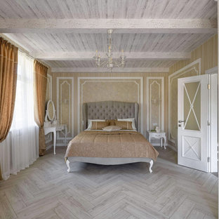 Bild på ett mellanstort lantligt huvudsovrum, med beige väggar, laminatgolv och vitt golv
