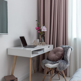Diseño de habitación de invitados contemporánea, de tamaño medio, sin chimenea, con paredes grises, suelo laminado y suelo beige
