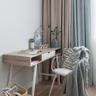 Foto de dormitorio principal, actual, de tamaño medio, sin chimenea, con suelo laminado y suelo marrón