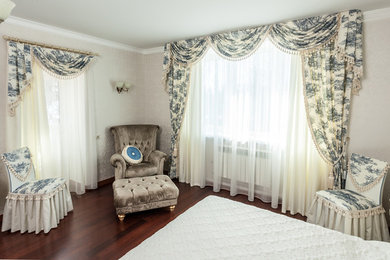 Стильный дизайн: хозяйская спальня среднего размера в стиле неоклассика (современная классика) с белыми стенами и темным паркетным полом без камина - последний тренд