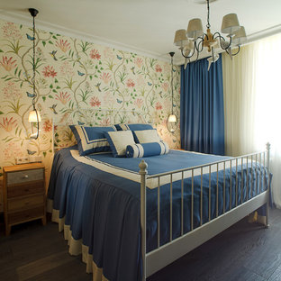 Foto de dormitorio principal, escandinavo, con paredes multicolor, suelo de madera oscura y suelo negro