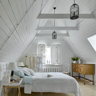 Shabby-Chic Hauptschlafzimmer mit weißer Wandfarbe und hellem Holzboden in Moskau