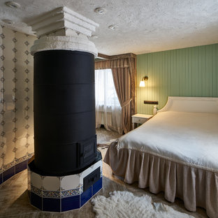 Diseño de dormitorio principal, campestre, pequeño, con paredes verdes y estufa de leña