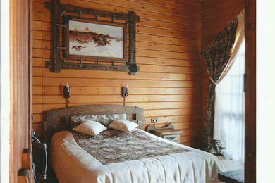 Пример оригинального дизайна: хозяйская спальня среднего размера в стиле рустика с коричневыми стенами и деревянным полом без камина
