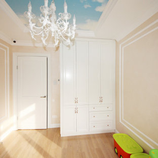 Foto di una piccola camera matrimoniale chic con pareti rosa, pavimento in legno massello medio, nessun camino, pavimento beige e soffitto ribassato