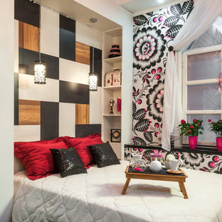 Modelo de dormitorio ecléctico con paredes multicolor y suelo de corcho