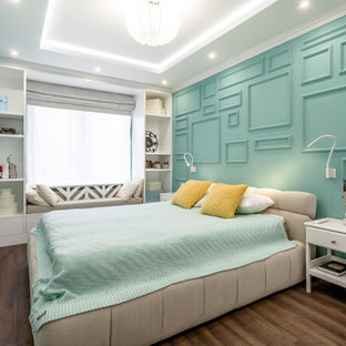 Modelo de dormitorio principal, bohemio, pequeño, sin chimenea, con suelo vinílico, suelo marrón y paredes verdes