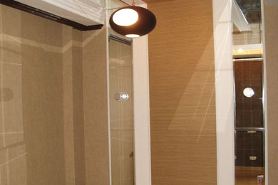 Ejemplo de dormitorio principal bohemio pequeño con paredes beige y suelo de madera en tonos medios