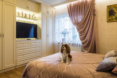 サンクトペテルブルクにある中くらいなトランジショナルスタイルのおしゃれな主寝室 (マルチカラーの壁、無垢フローリング、茶色い床) のインテリア