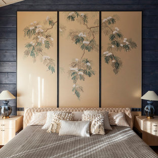 Rustikales Gästezimmer mit blauer Wandfarbe, Holzdielendecke, Holzwänden und braunem Boden in Moskau