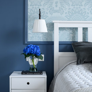 Diseño de dormitorio principal, tradicional renovado, pequeño, con paredes azules, suelo de baldosas de cerámica y suelo gris