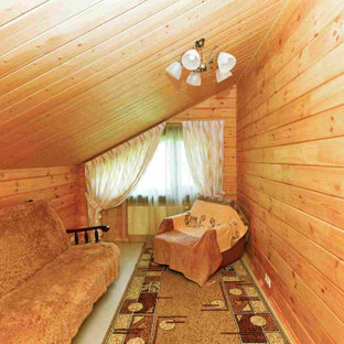 Ejemplo de dormitorio principal, clásico, de tamaño medio, con paredes beige, suelo de madera pintada y suelo gris