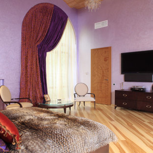 Foto de dormitorio principal, clásico renovado, grande, con paredes púrpuras, suelo de madera clara y suelo multicolor