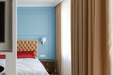 Kleines Hauptschlafzimmer mit blauer Wandfarbe, braunem Holzboden und beigem Boden in Moskau