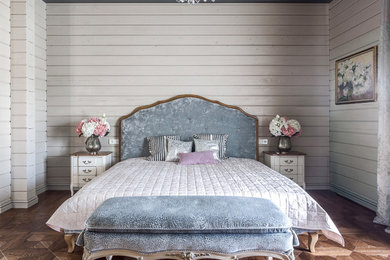 Стильный дизайн: большая хозяйская спальня в стиле неоклассика (современная классика) с серыми стенами, паркетным полом среднего тона и коричневым полом - последний тренд