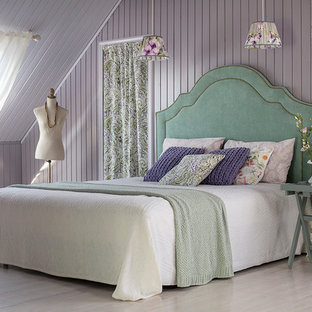 Modelo de dormitorio principal, actual, con suelo de madera pintada y paredes púrpuras