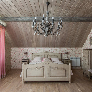 Ispirazione per una camera degli ospiti stile shabby con parquet chiaro e pareti rosa
