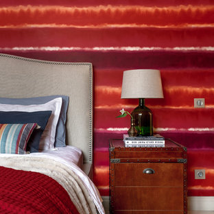 Diseño de dormitorio principal, ecléctico, de tamaño medio, con paredes rojas, suelo de baldosas de porcelana y suelo beige
