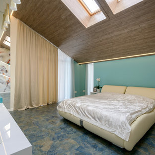Foto de dormitorio principal, actual, de tamaño medio, con paredes multicolor y suelo de corcho
