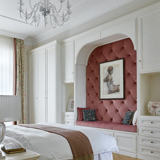 Immagine di una grande camera matrimoniale chic con pareti rosa, pavimento in legno massello medio, soffitto ribassato e carta da parati