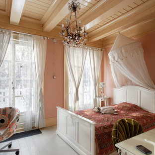 Esempio di una camera da letto minimal di medie dimensioni con pareti rosa e pavimento in legno verniciato