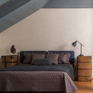 Modelo de dormitorio principal, contemporáneo, grande, con suelo de corcho, suelo marrón y paredes beige