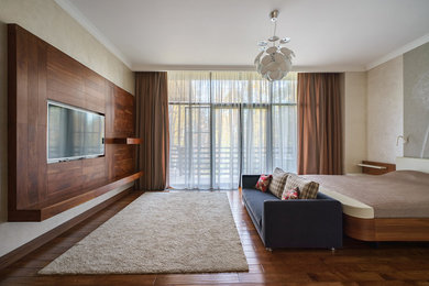 モスクワにあるコンテンポラリースタイルのおしゃれな主寝室 (ベージュの壁、濃色無垢フローリング、茶色い床) のインテリア