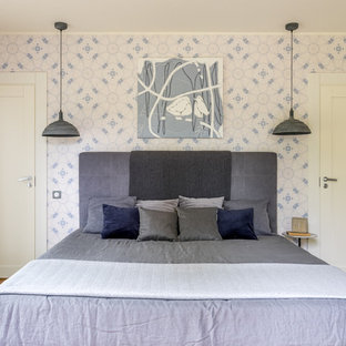 На фото: хозяйская спальня среднего размера в скандинавском стиле с паркетным полом среднего тона, коричневым полом и белыми стенами с