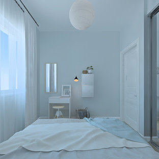 Diseño de dormitorio principal, nórdico, pequeño, con paredes azules y suelo laminado