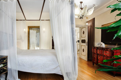 Источник вдохновения для домашнего уюта: большая хозяйская спальня в средиземноморском стиле с бежевыми стенами и бежевым полом