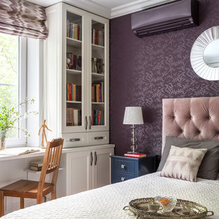 Réalisation d'une chambre parentale tradition avec un mur violet.