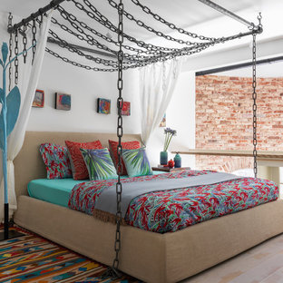 Imagen de dormitorio tipo loft, ecléctico, pequeño, con paredes blancas, suelo de madera pintada y suelo beige