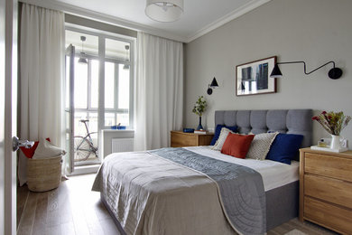 Ispirazione per una camera matrimoniale contemporanea con pareti grigie, pavimento in legno massello medio e pavimento beige