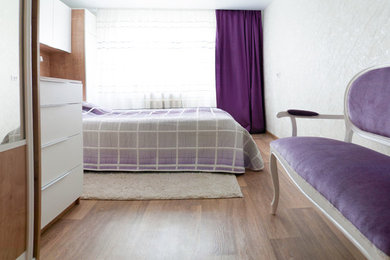 На фото: маленькая хозяйская спальня в современном стиле с белыми стенами, полом из линолеума и коричневым полом для на участке и в саду