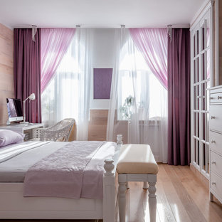 Esempio di una camera matrimoniale mediterranea di medie dimensioni con pareti beige, pavimento in legno verniciato e pavimento beige