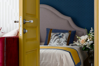 他の地域にあるトランジショナルスタイルのおしゃれな主寝室 (青い壁、ラミネートの床、壁紙) のインテリア