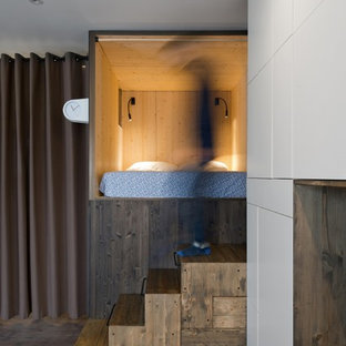 Ejemplo de dormitorio tipo loft, actual, pequeño, con paredes blancas y suelo laminado