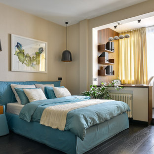Imagen de dormitorio principal, contemporáneo, de tamaño medio, con paredes beige, suelo de madera pintada y suelo negro