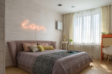 Idee per una camera da letto minimal con pavimento in legno massello medio, pareti beige e pavimento marrone