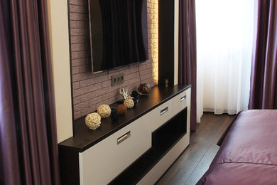 Foto de dormitorio principal actual grande con paredes beige, suelo de madera en tonos medios y suelo marrón