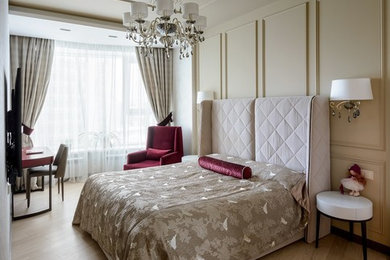 Пример оригинального дизайна: спальня в стиле неоклассика (современная классика) с бежевыми стенами, светлым паркетным полом и бежевым полом без камина