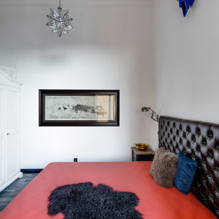 Diseño de dormitorio principal, urbano, pequeño, con paredes beige, suelo laminado y suelo gris