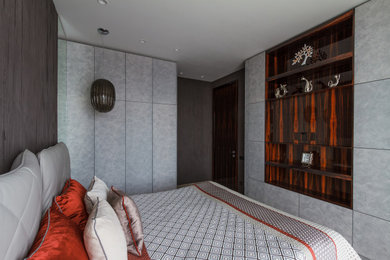 Diseño de habitación de invitados contemporánea pequeña con paredes marrones, moqueta y suelo beige
